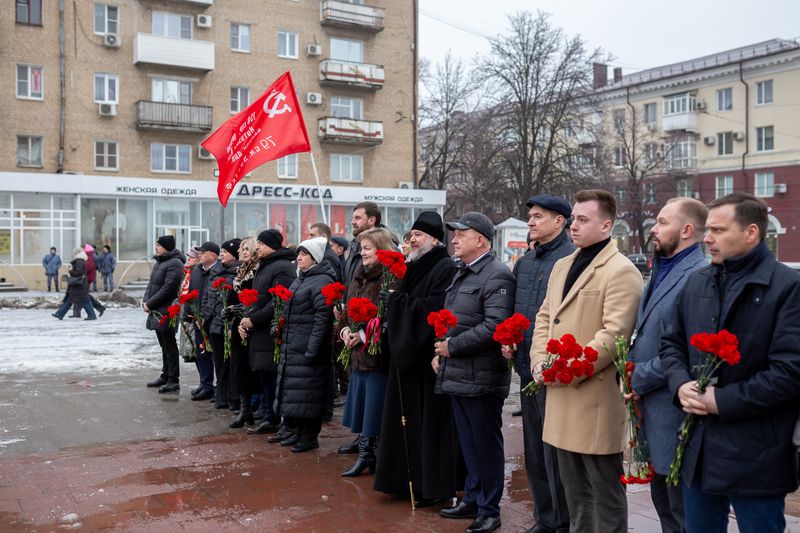 Епископ Симон принял участие в возложении цветов к мемориальному комплексу «Площадь 40-летия Победы» в честь приближающегося праздника – Дня защитника Отечества