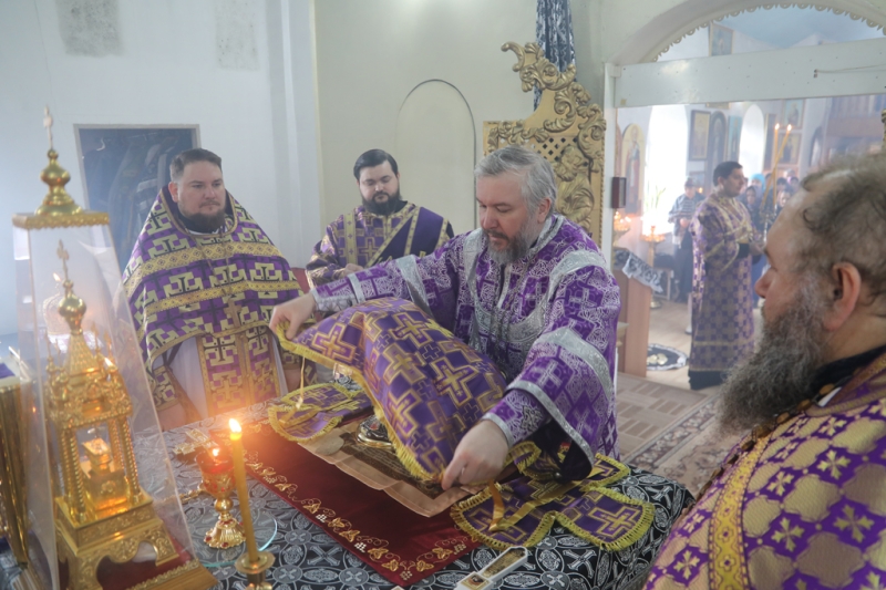 В поминальную субботу Преосвященнейший епископ Симон совершил Божественную литургию и панихиду в храме святителя Тихона Задонского пос. Тарасовский