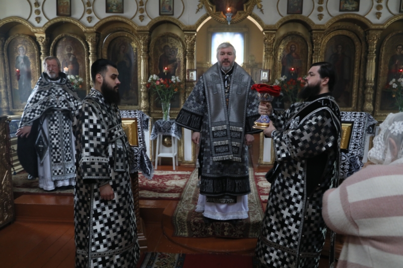 Преосвященнейший епископ Симон с архипастырским визитом посетил приход великомученика Пантелеимона поселка Глубокий