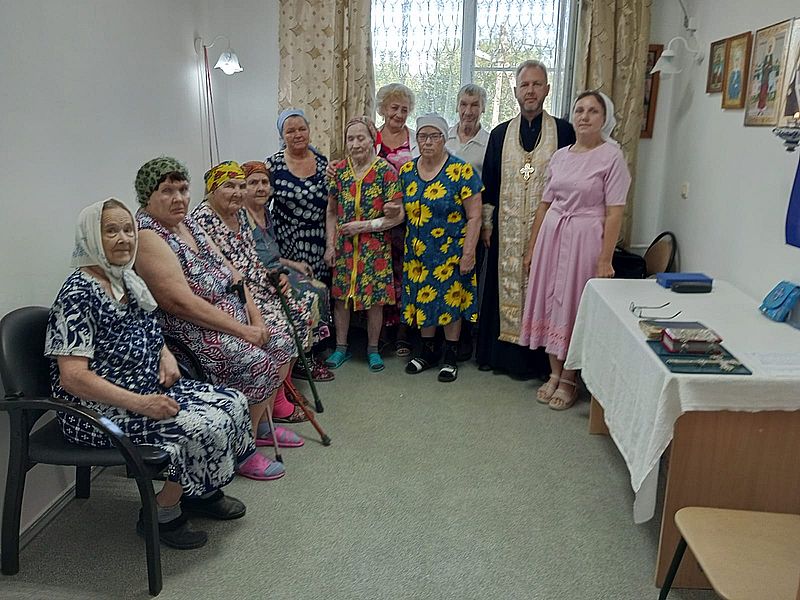 Протоиерей Роман Мясников перед началом Успенского поста посетил дом престарелых