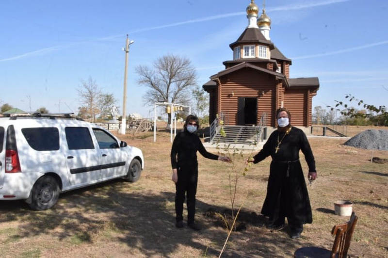 В день древонасаждения в хут. Красный Багаевского района при инициативе иерея Андрея Павленкова был заложен Покровский парк