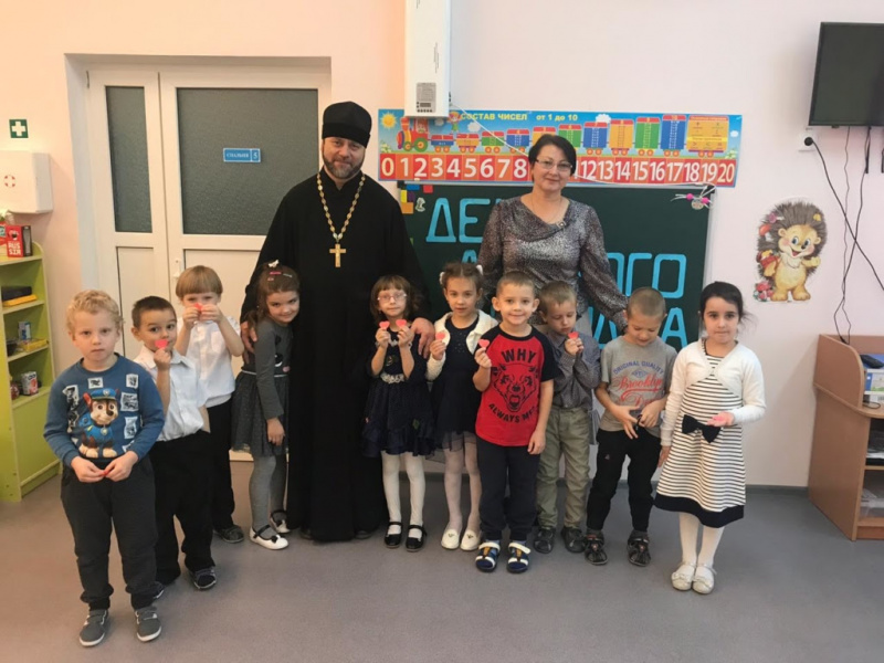 В рамках договоренности о взаимодействии в вопросах духовно-нравственного воспитания детей иеромонах Димитрий (Яроцкий) посетил мероприятие в детском саду «Академия детства»