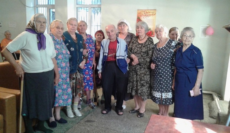 Пациентов шахтинского пансионата для престарелых и инвалидов посетил священник Алексанровск-Грушевского благочиния