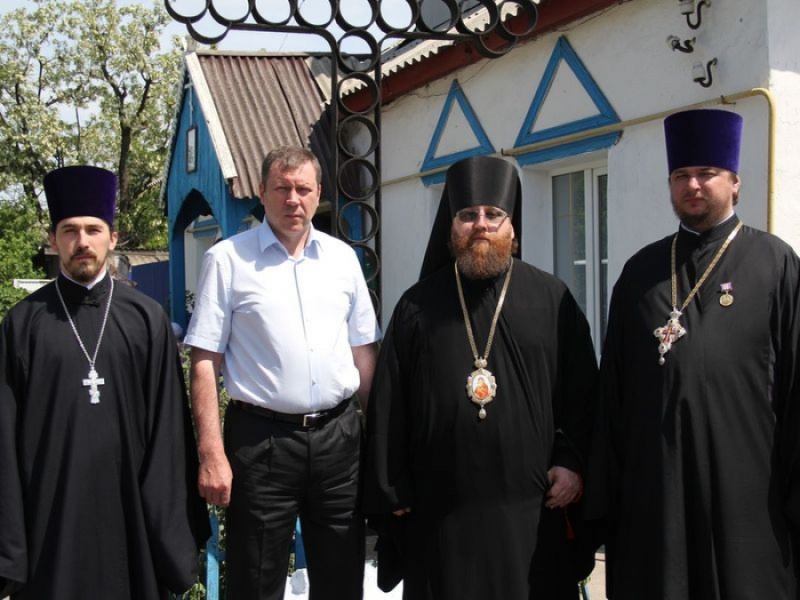 В праздник перенесения мощей святителя Николая из Мир Ликийских в Бар епископ Игнатий совершил Литургию в Никольском храме г. Зверево