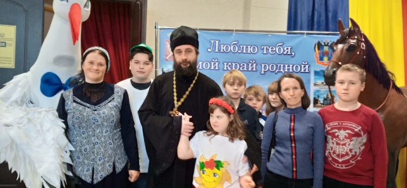 Благочинный приходов Нижнедонского округа принял участие в открытии первого инклюзивного творческого фестиваля «8 чудо»