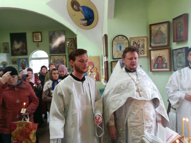 В храме святого праведного Иоанна Кронштадтского города Шахты помянули всех погибших в годину лютых гонений от безбожной власти, убиенных казаков, невинно замученных и погибших от голода