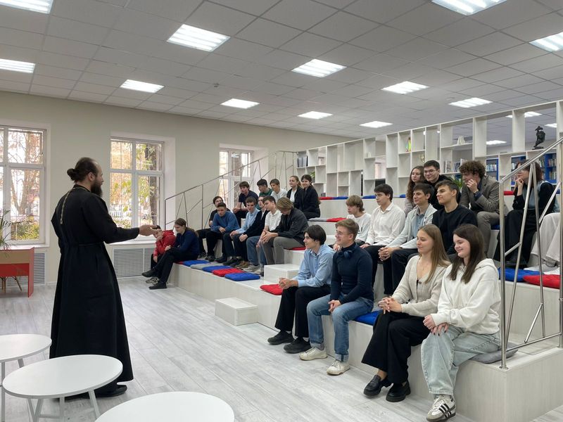 В рамках Димитриевских чтений священник рассказал ученикам ФМШ о духовных истоках Дня народного единства