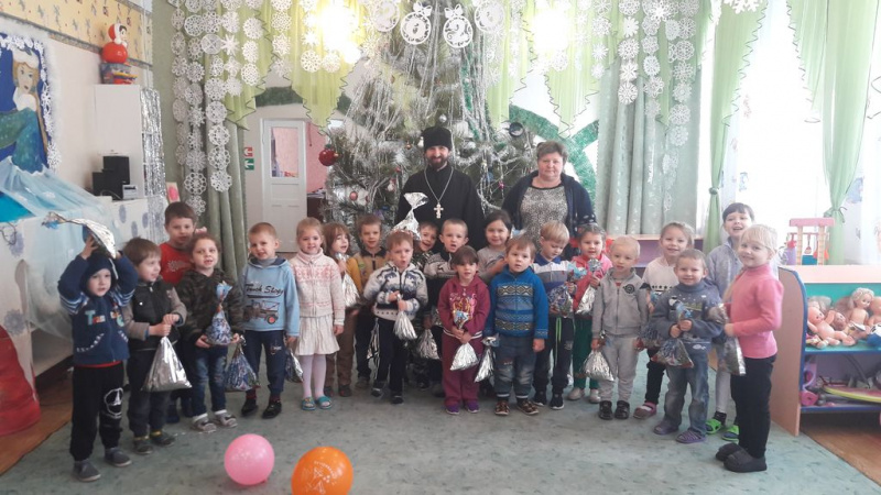 Иеромонах Арсений (Алимов) поздравил воспитанников детского сада № 43 пос. Горный с праздником Рождества Иисуса Христа