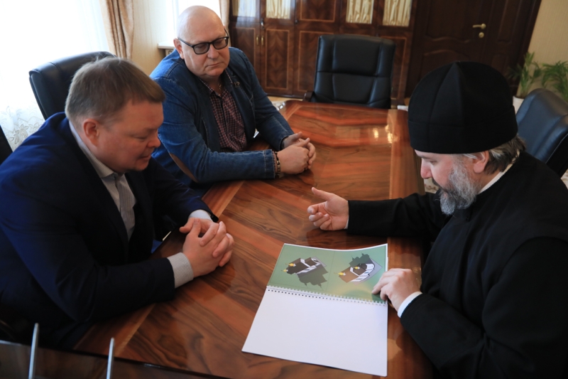 Преосвященнейший епископ Симон и глава Администрации города Донецка Р.В. Кураев провели рабочую встречу в Епархиальном управлении города Шахты