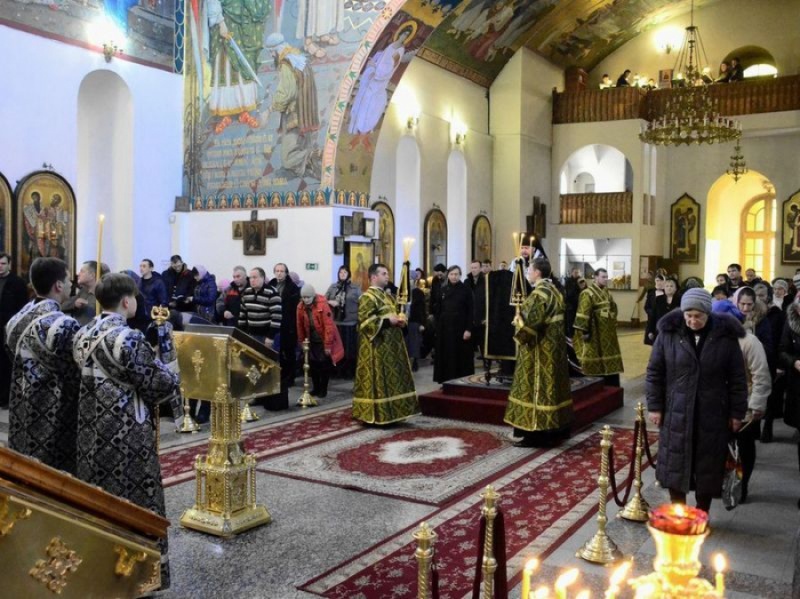 В понедельник первой седмицы Великого поста епископ Симон совершил повечерие с чтением Великого канона преподобного Андрея Критского в кафедральном соборе г. Шахты