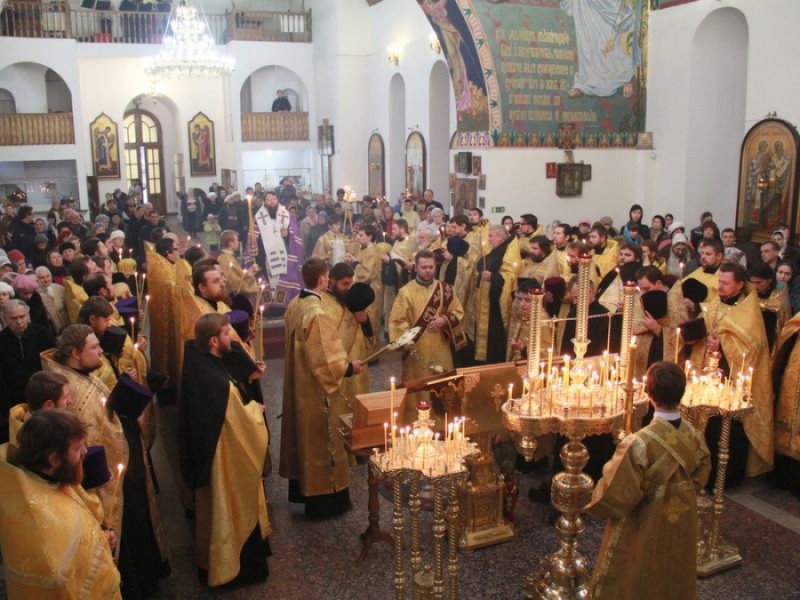 Епископ Игнатий в Покровском кафедральном соборе г. Шахты совершил молебен на новолетие перед великими православными святынями – частицами мощей Святителя Луки Крымского и святого праведного Федора Ушакова