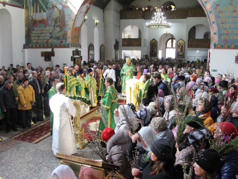 В праздник Входа Господня в Иерусалим епископ Симон совершил Божественную литургию в кафедральном соборе г. Шахты