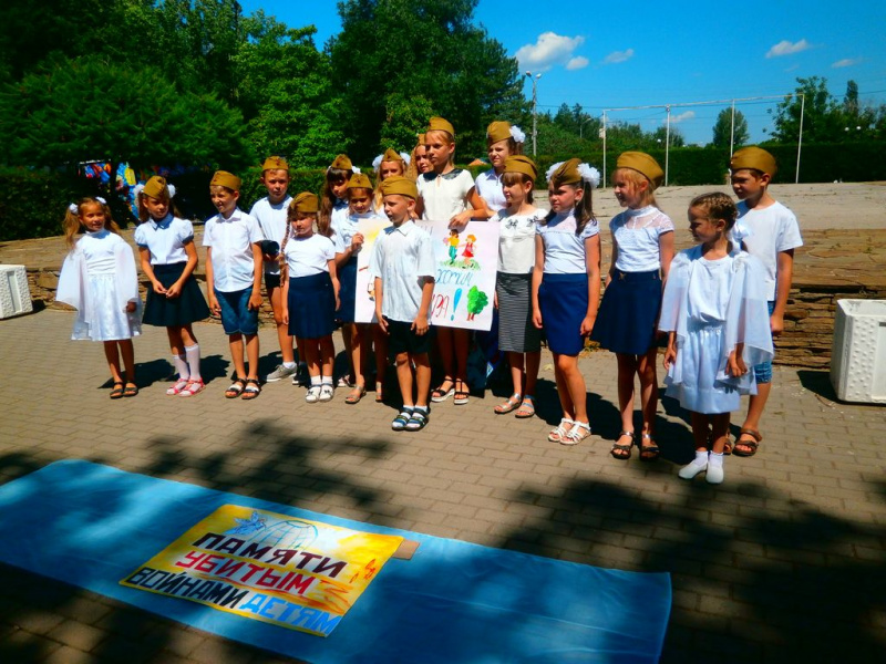 В г. Донецке прошла городская акция «Зажги свечу памяти по безвинно убитым войной детям»