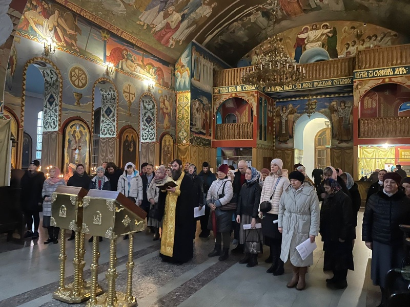 Приход Покровского кафедрального собора города Шахты продолжает духовную традицию чтения Псалтири в Рождественский пост