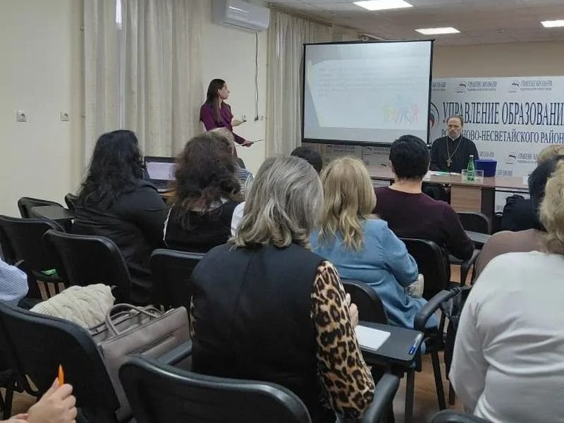 Круглый стол на тему «Духовно-нравственное воспитание молодежи: пути взаимодействия Церкви, государства и общества» прошел в Родионово-Несветайского районе