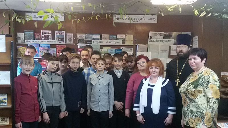 Иерей Андрей Ковалев и помощник благочинного по молодежной работе Евгения Антонова приняли участие в мероприятии «День православной книги»