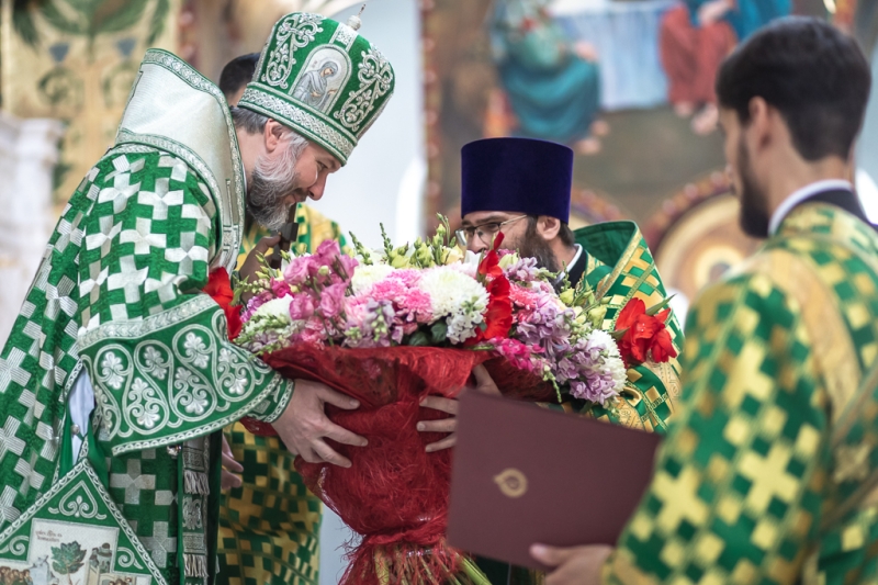 В девятую годовщину архиерейской хиротонии Преосвященнейший епископ Симон совершил Божественную литургию в кафедральном соборе Шахтинской епархии