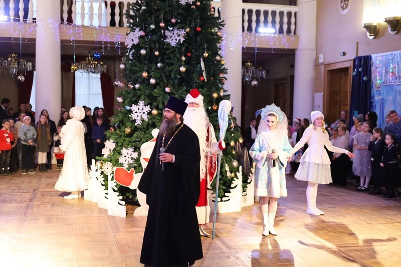 В Шахтинском драматическом театре «Пласт» прошла новогодняя елка для одаренных детей