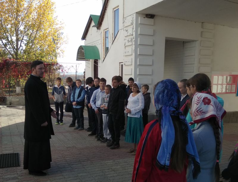 Благочинный Верхнедонского района иерей Роман Митяшин провел для учеников 4 класса МБОУ Вешенская СОШ экскурсию по храму Архистратига Михаила