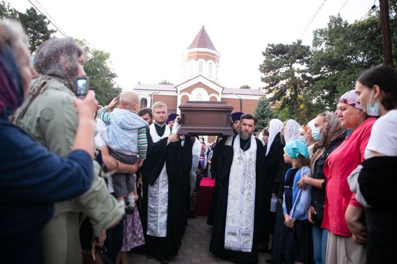 Прихожане храмов Нижнедонского благочиния приняли участие в перенесении честных останков ростовского праведника протоиерея Иоанна Домовского