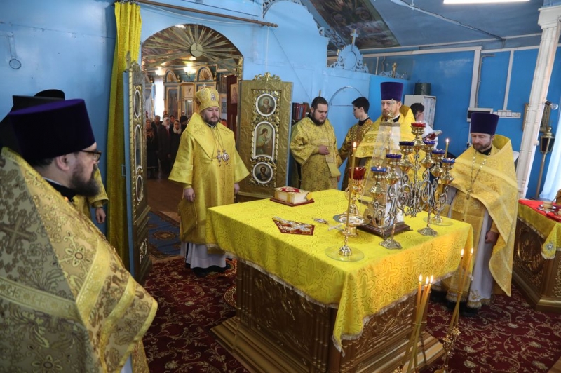 Преосвященнейший епископ Симон возглавил воскресное богослужение в Покровском храме г. Новошахтинска и совершил две хиротонии