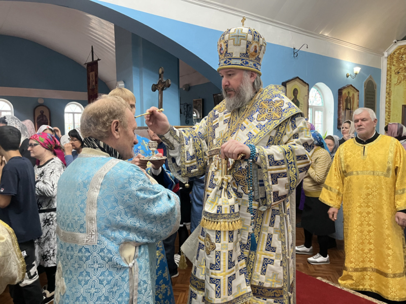 Преосвященнейший епископ Симон совершил всенощное бдение в храме Казанской иконы Богородицы города Гуково