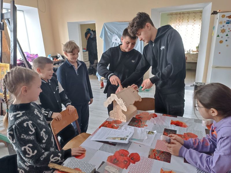 В Октябрьском районе подходит к завершению экологическая акция «Покорми зимующих птиц»