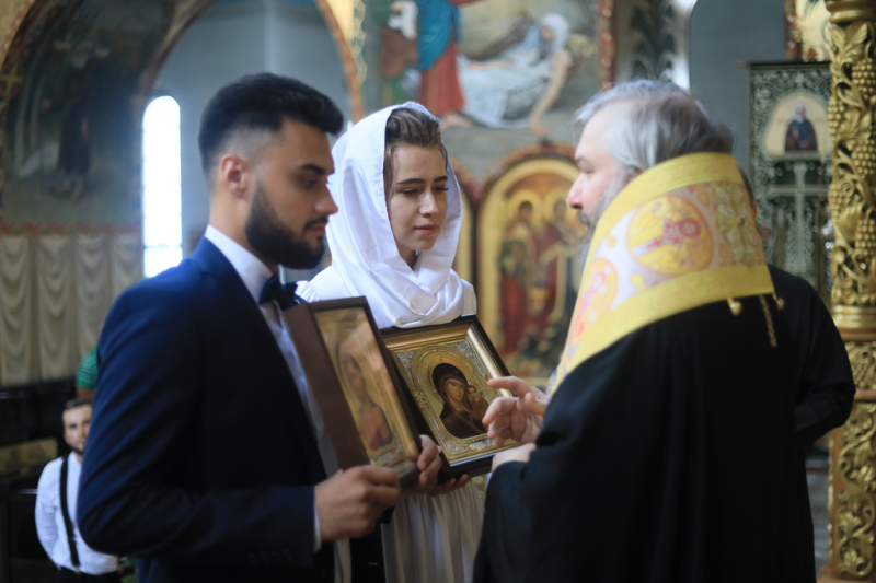 Епископ Шахтинский и Миллеровский Симон совершил таинство Венчания в Покровском кафедральном соборе г. Шахты