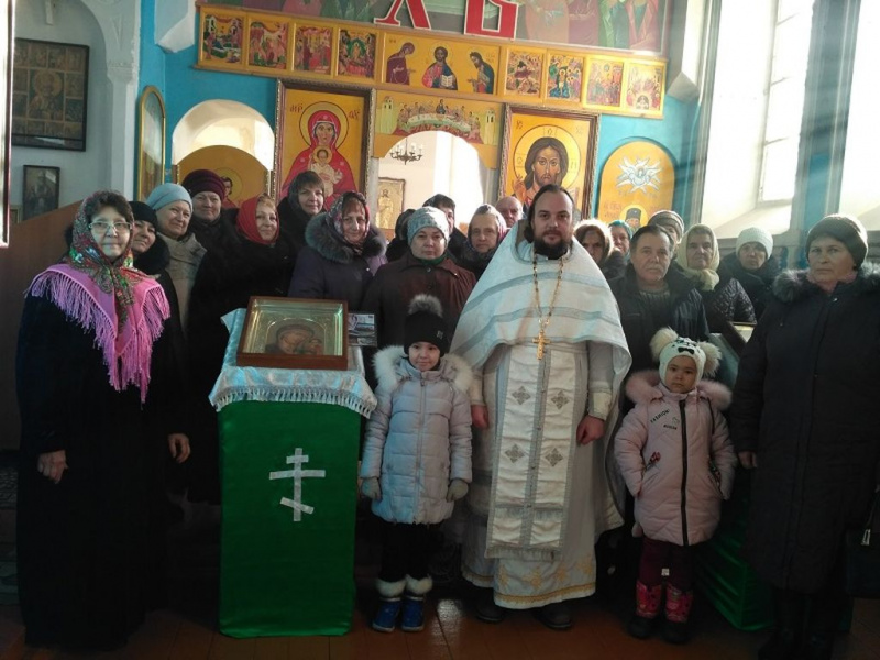 Прихожане храма Пресвятой Троицы с. Маньково-Калитвенское поздравили настоятеля храма иерея Антония Бережного с днем рождения
