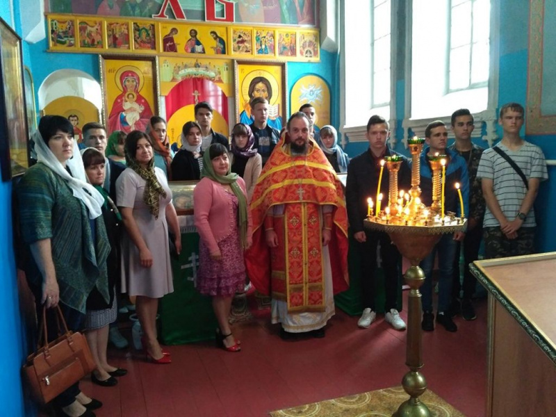 Иерей Антоний Бережной благословил выпускников Маньковской школы на сдачу экзаменов