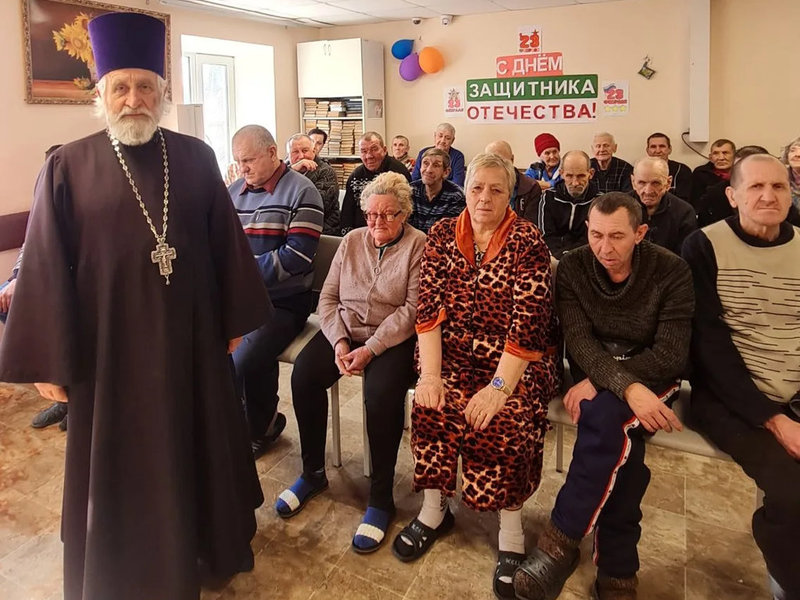 Настоятель Вознесенского храма города Шахты проявил пастырское внимание к постояльцам социального учреждения и оказал им гуманитарную помощь