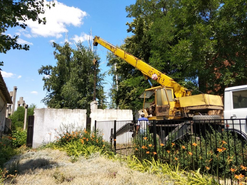 Работа по ограждению территории, прилегающей к храму святого благоверного князя Александра Невского г. Красный Сулин, подходит к завершению