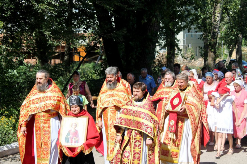 В день памяти святого великомученика и целителя Пантелеимона в храме города Гуково состоялась праздничная Божественная литургия