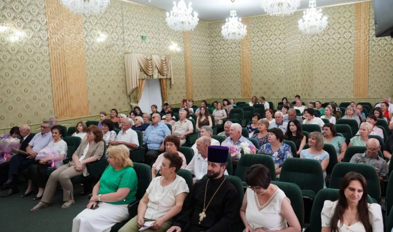 Золотые юбиляры: в РДК п. Каменоломней прошло торжество в честь Дня семьиВ посёлке Каменоломни День семьи, любви и верности отметили большой концертной программой «Ромашковая Русь». Уютный зал РДК объединил супружеские пары, чей семейный стаж исчисляется 