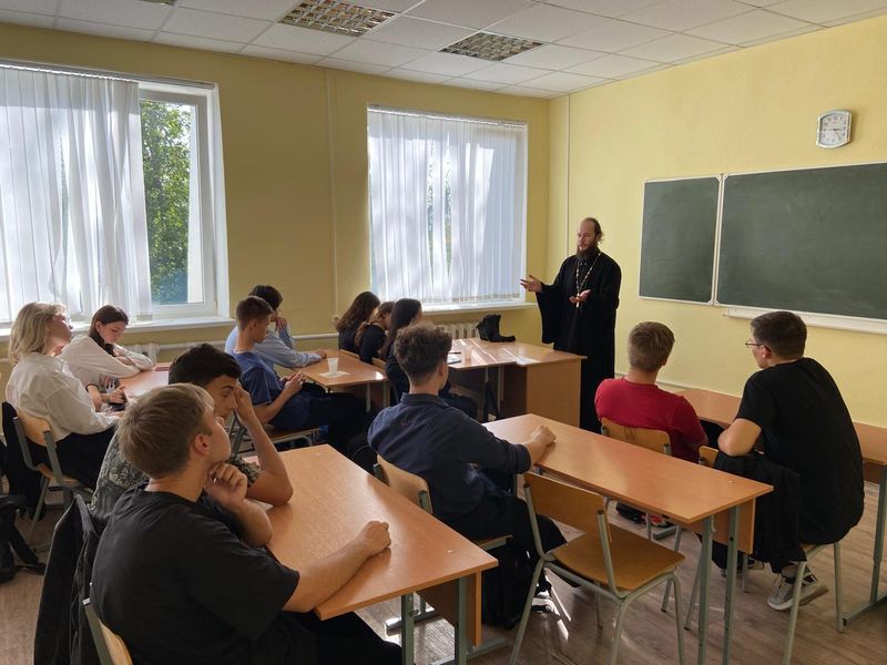 Настоятель храма Иоанна Богослова при ИСОиП ДГТУ города Шахты иерей Олег Брехов провел беседу с учениками 10-х классов физико-математической школы