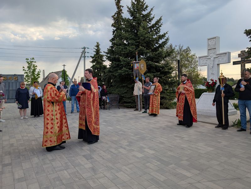 Прихожане храма Архистратига Михаила станицы Вешенской прошли крестным ходом к мемориалу «Клятва»