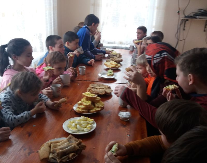 Воспитанники воскресной группы «Преображение» храма свт. Тихона Задонского и дети Реабилитационного центра «Надежда» сами «приготовили» себе праздник масленицы