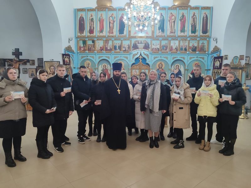 Старшеклассники Волошинской школы посетили Покровский храм в слободе Никольской