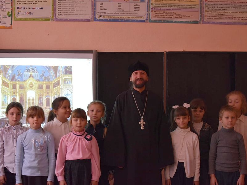 Иеромонах Арсений (Алимов) провел беседу с учащимися школы