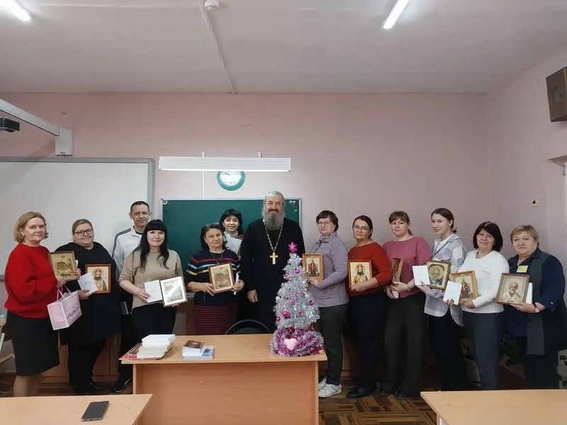 Священник встретился с педагогами Волченской школы в дни святок