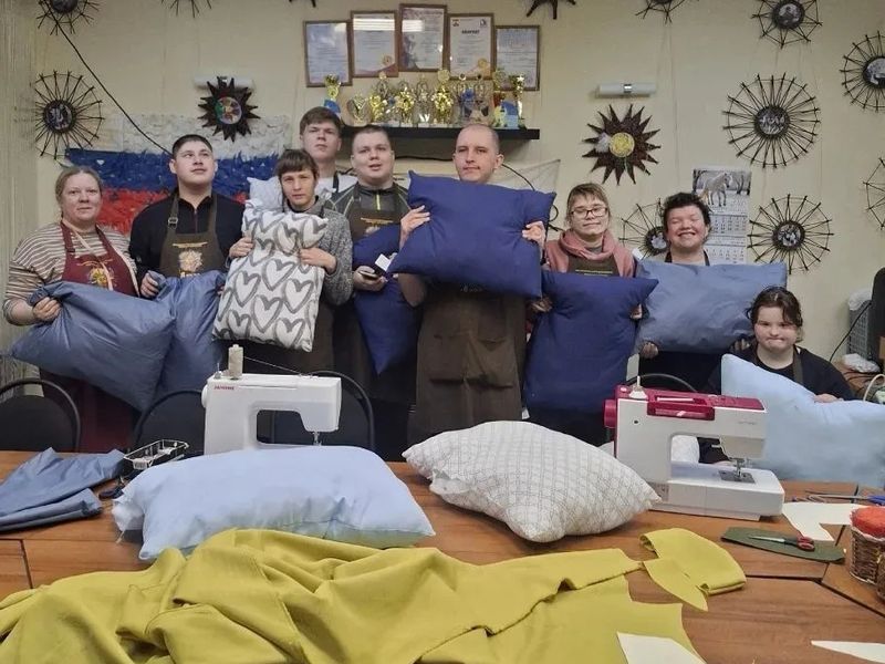 «Волшебный стежок» добра: воспитанники творческой мастерской для детей-инвалидов передали помощь бойцам в преддверии Пасхи