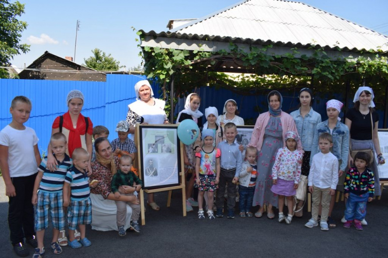 В память о святых царственных страстотерпцах в храме Архангела Михаила прошла выставка «Царь Николай и царица Александра: о семье, любви и верности»