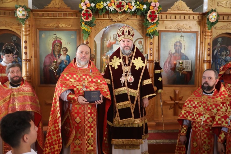 В день 25-летия прихода великомученика Пантелеимона города Миллерово Преосвященнейший епископ Симон совершил Божественную литургию