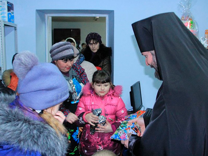 Преосвященнейший епископ Симон открыл гуманитарный склад помощи для кризисных семей при храме Покрова Пресвятой Богородицы г. Каменск-Шахтинский