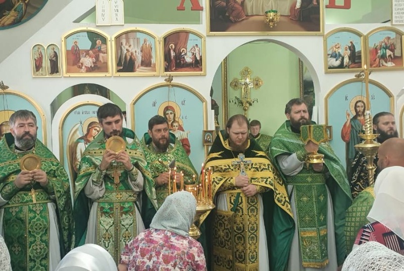Соборным богослужением приход святого праведного Иоанна Кронштадтского города Шахты отметил престольный праздник