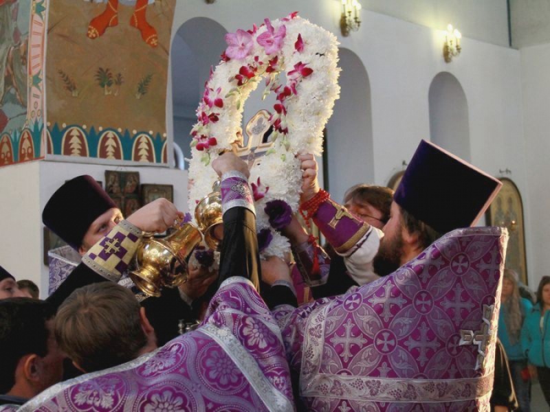 Накануне праздника Воздвижения Честного и Животворящего Креста Господня правящий архиерей Шахтинской епархии епископ Игнатий совершил всенощное бдение в Покровском кафедральном соборе