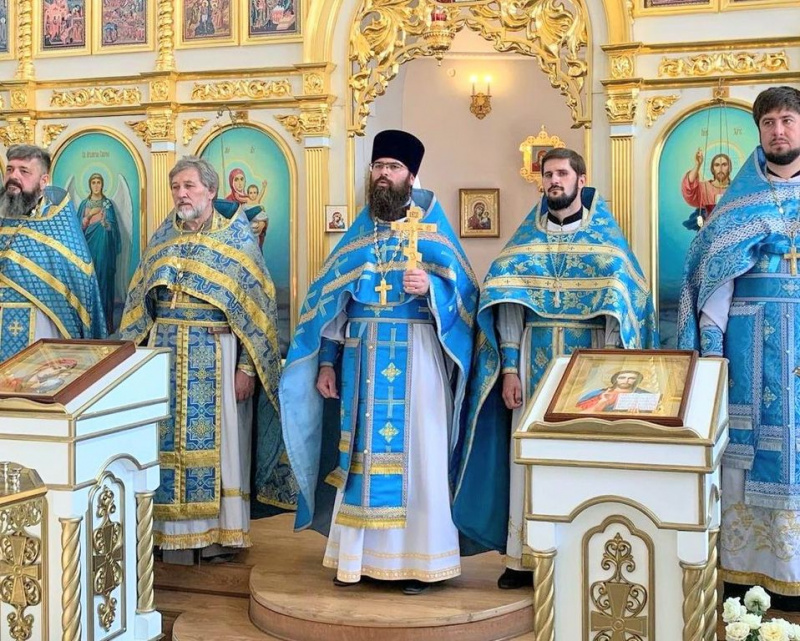 В Троицком храме г. Каменск-Шахтинский прошла Божественная литургия в память о строителе и первом настоятеле Свято-Троицкого храма священнослужителе Иоанне