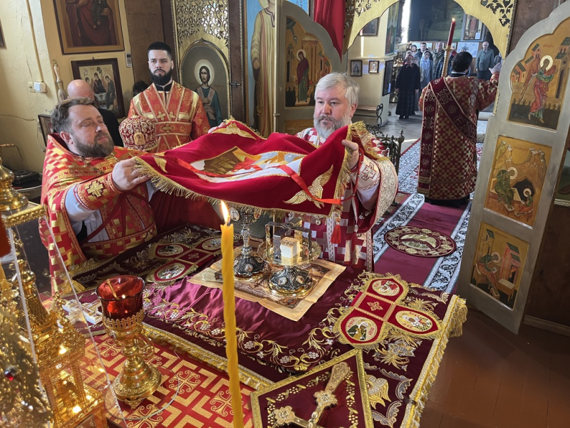 Пасхальное торжество продолжилось в храме апостола Андрея Первозванного в городе Миллерово.