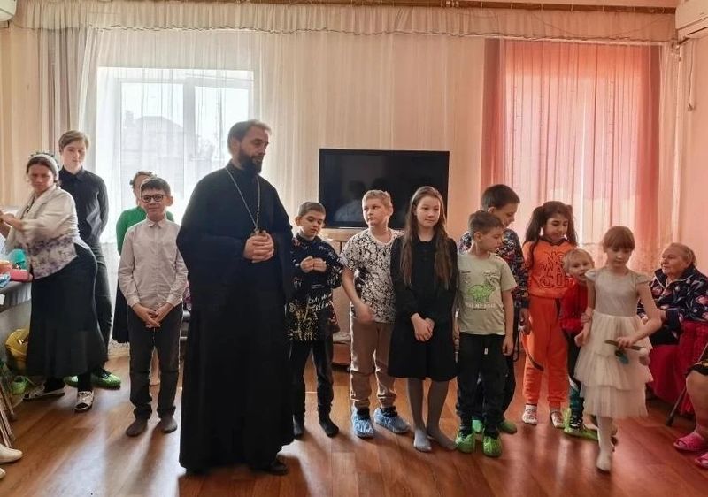 Забота о ближних: визит благочинного и воспитанников воскресной школы в пансионат для пожилых людей