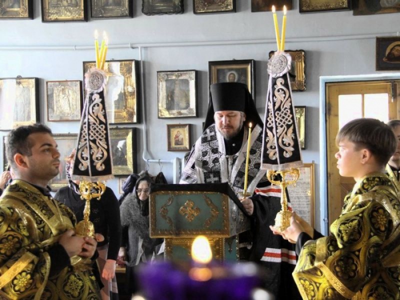 В четверг первой седмицы Великого поста епископ Симон совершил великое повечерие с чтением Великого покаянного канона преподобного Андрея Критского в храме Вознесения Господня г. Шахты